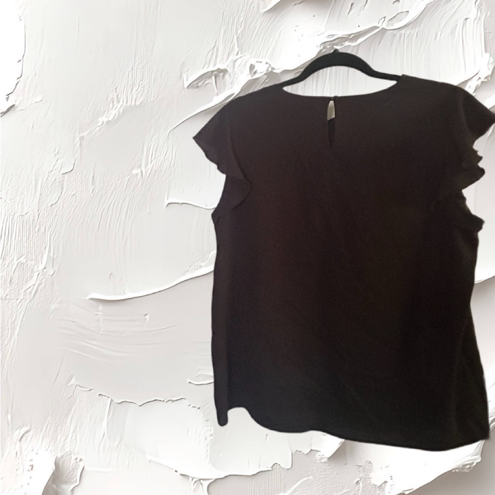 Lark & Ro Black Ruffled Cap Sleeve Blouse